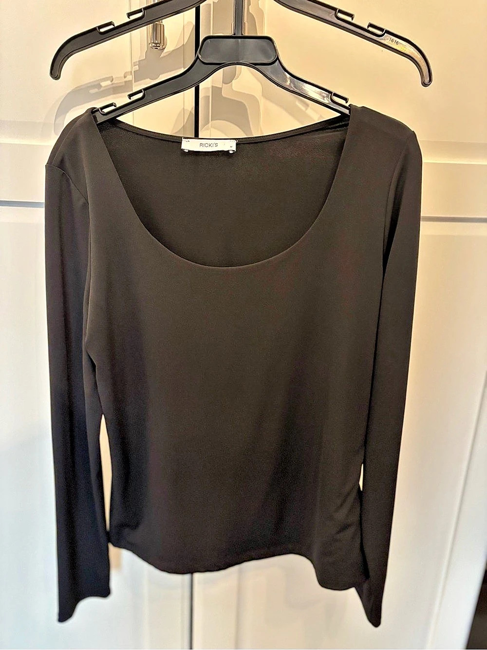 Ricki's Long Sleeve Scoop Neck Top in Black